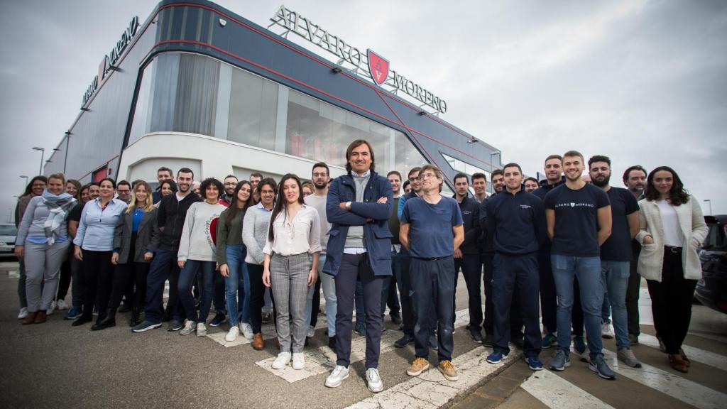 Álvaro Moreno, en el centro, junto a los trabajadores del centro logístico de su empresa en Osuna (Sevilla).