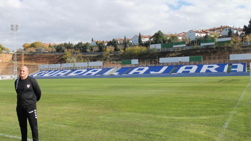 Miguel López López posando en el campo del Deportivo Guadalajara