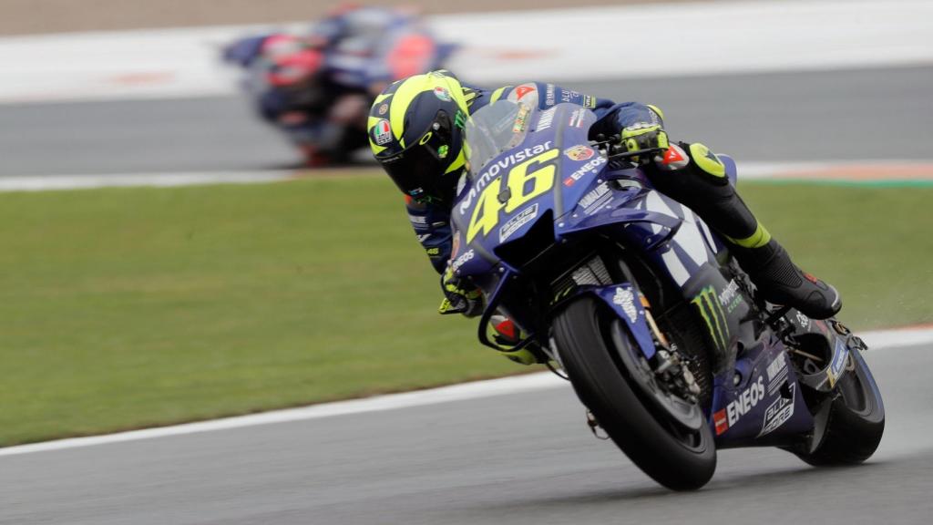 Valentino Rossi subido a su Yamahaa