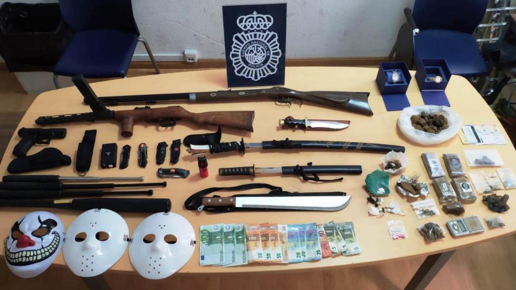 Material incautado en la casa del detenido.