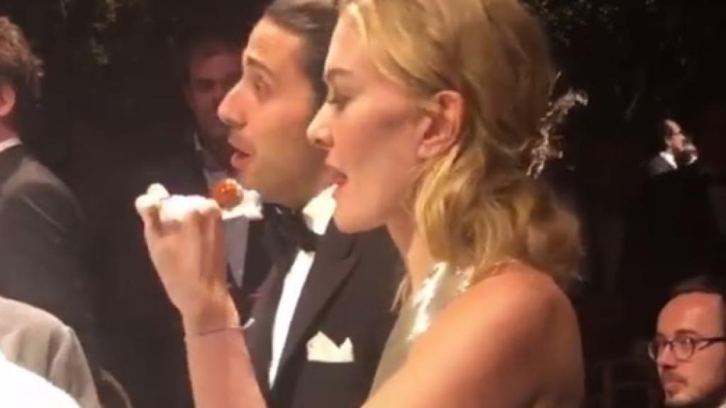 Los novios a punto de partir la tarta.