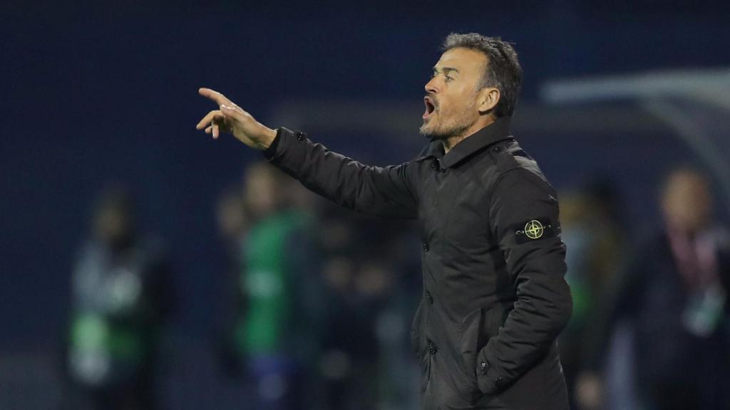 Luis Enrique da instrucciones a los suyos en el partido ante Croacia.