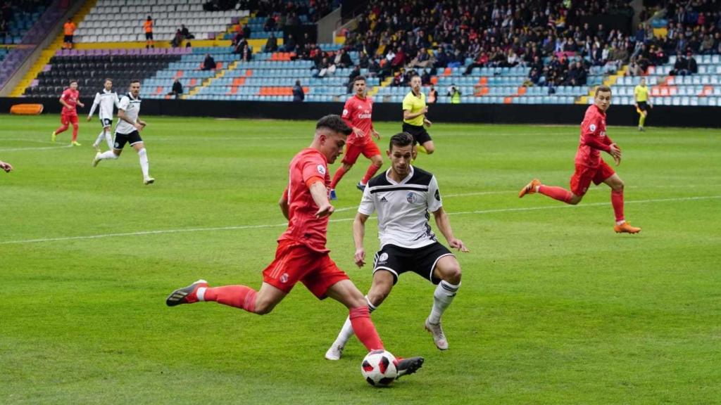 Cristo centra un balón en el encuentro ante el Salmantino. Foto: Manu Laya / El Bernabéu
