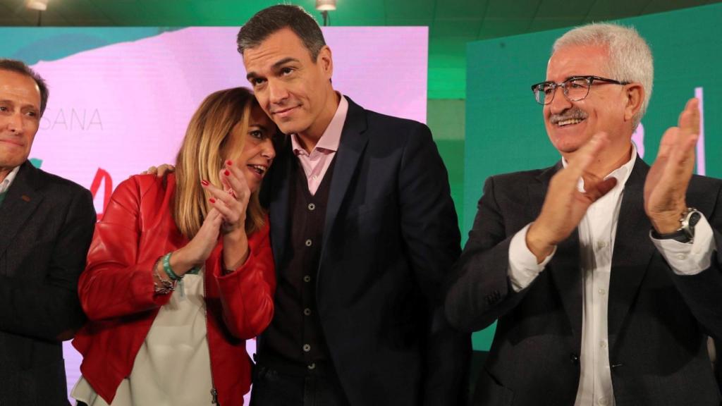 Susana Díaz posa con Pedro Sánchez tras el mitin en Chiclana de la Frontera (Cádiz).