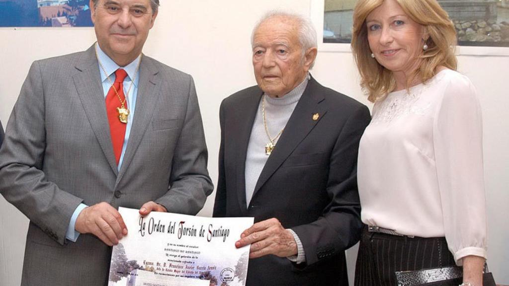 El escultor Santiago de Santiago, en el centro.