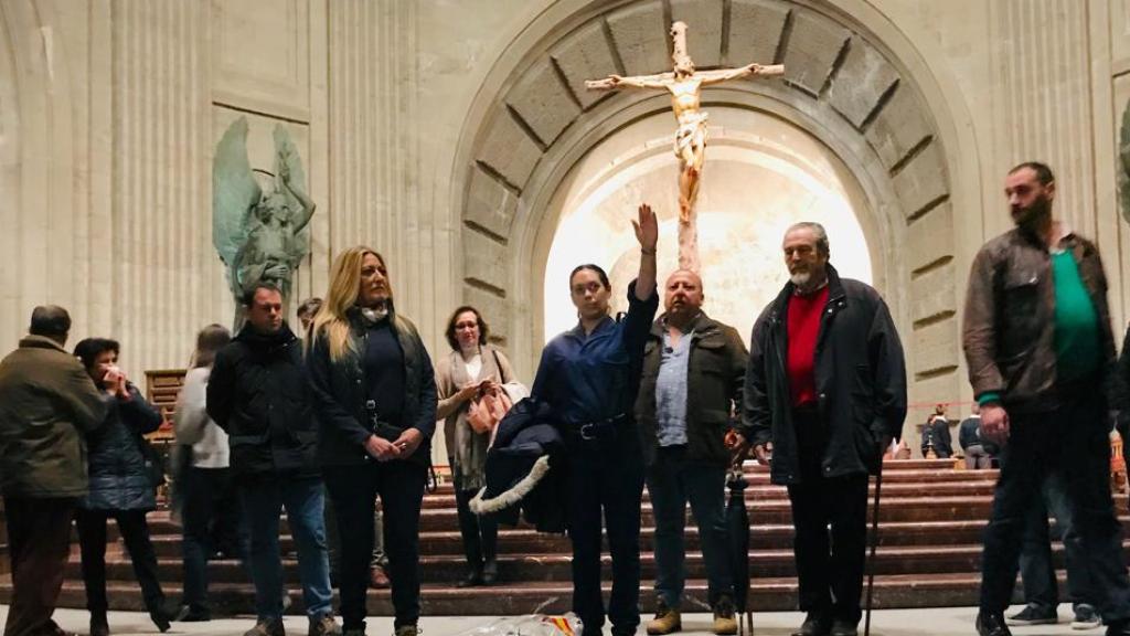 Al final de la celebración, los asistentes comenzaron a esbozar los saludos propios de la dictadura.