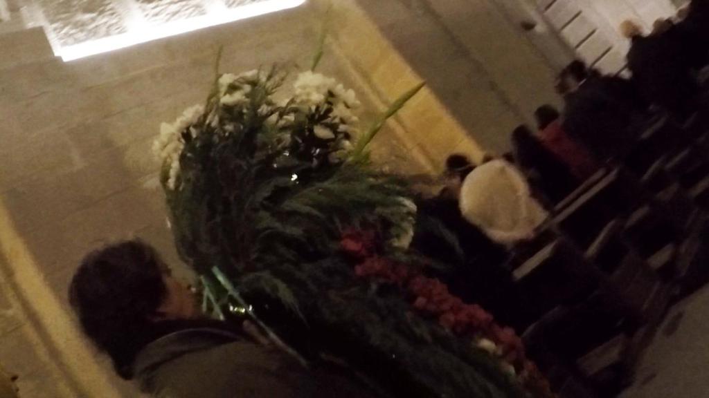 Pilar Gutiérrez, autoproclamada mujer más franquista de España, con una corona de flores para el dictador.