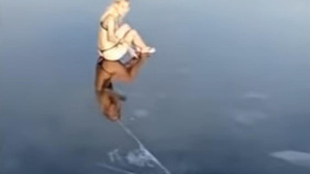 La pobre mujer después de darse el golpetazo contra el hielo