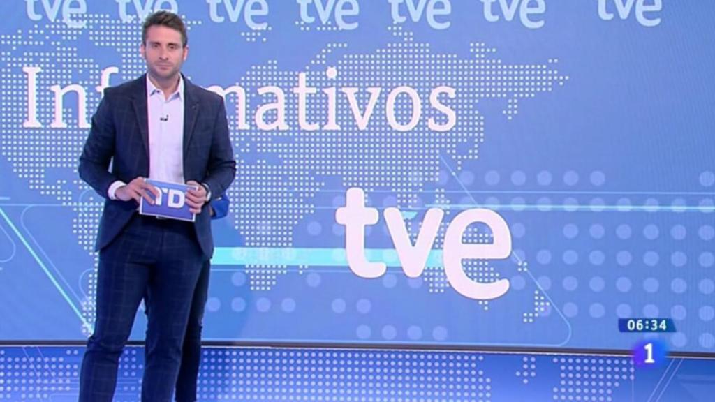 Una presentadora del 'Telediario' de TVE se esconde detrás de su compañero