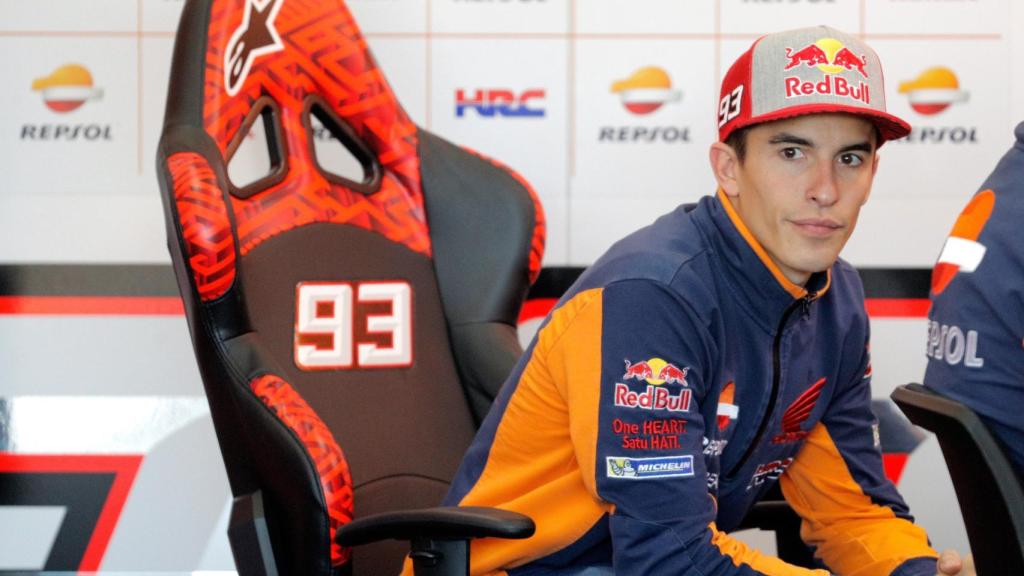 Marc Marquez, en los boxes del circuito Ricardo Tormo de Cheste durante los entrenamientos de pretemporada.