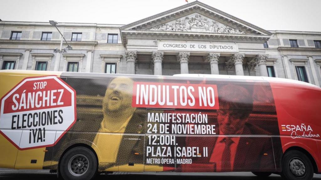 El autobús de Ciudadanos, estacionado a las puertas del Congreso.