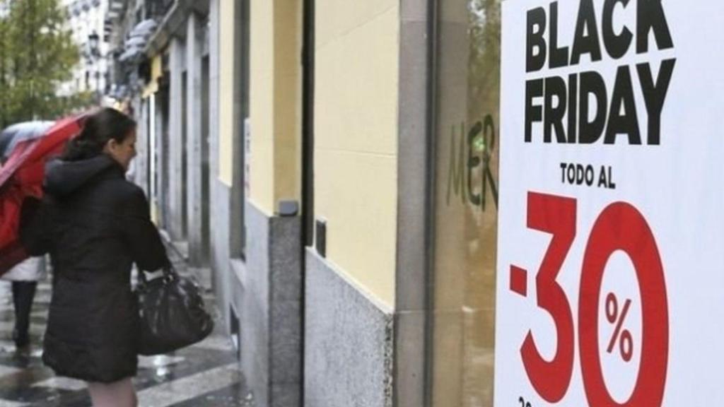 Un cartel anunciando descuentos por el Black Friday, en una imagen de archivo.