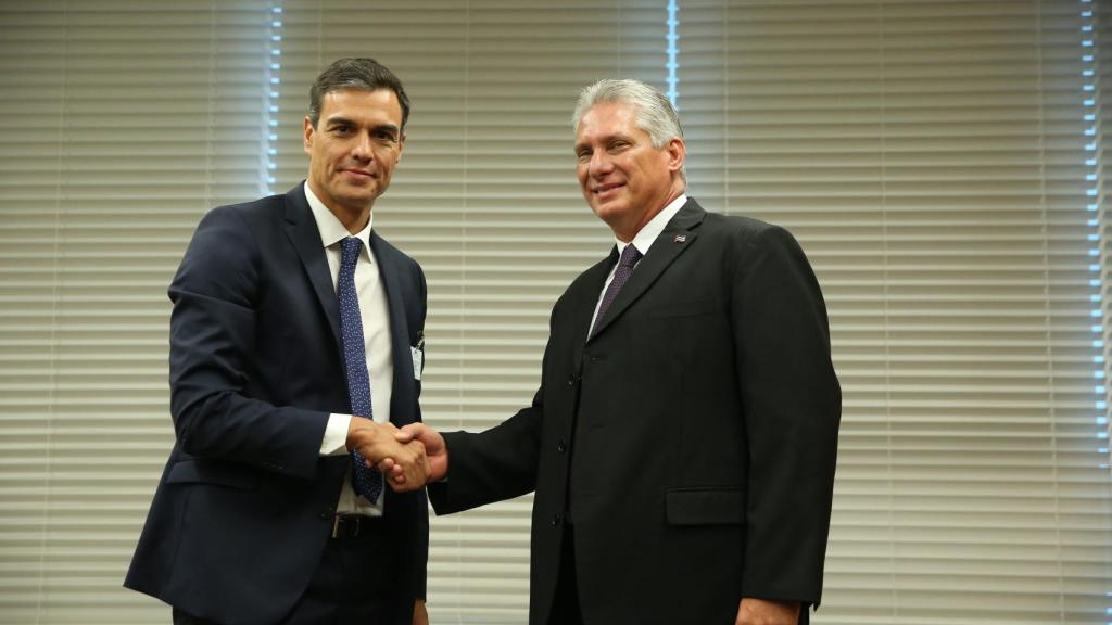 Pedro Sánchez estrecha la mano a Miguel Díaz-Canel, presidente de Cuba.