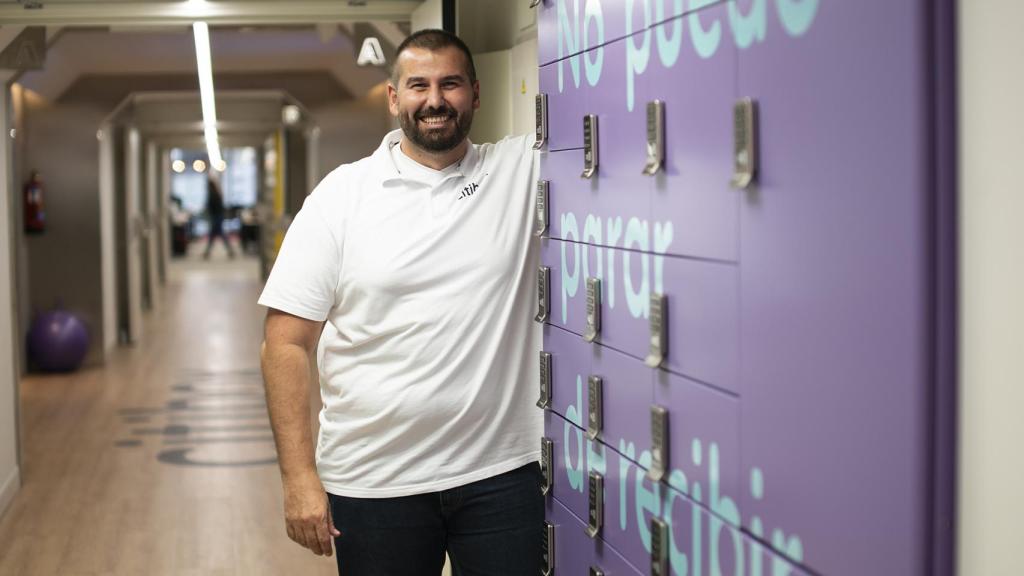 David Bernabéu posa en sus oficinas con los buzones de Citibox.