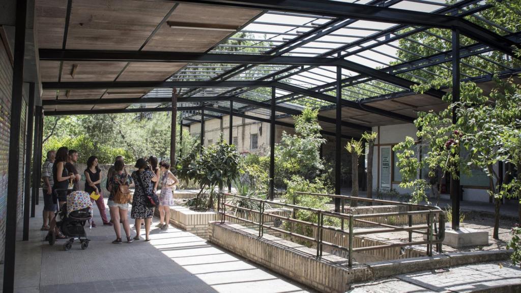 Vecinos se reúnen en el mercado que sigue con actividad.