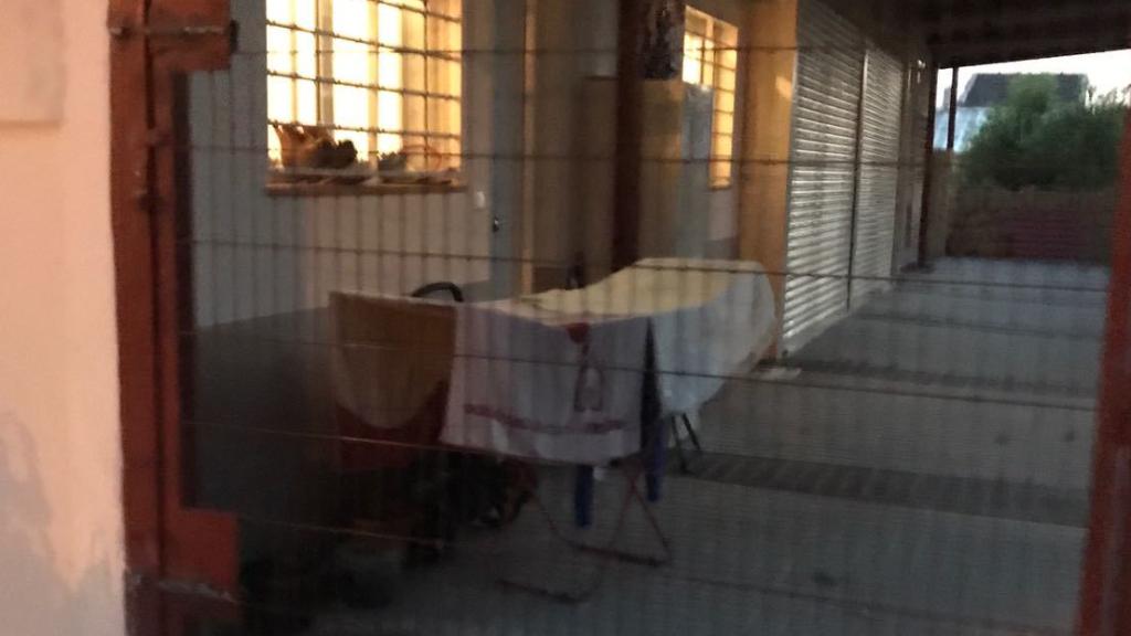 Local convertido en vivienda, con su tendedero afuera.