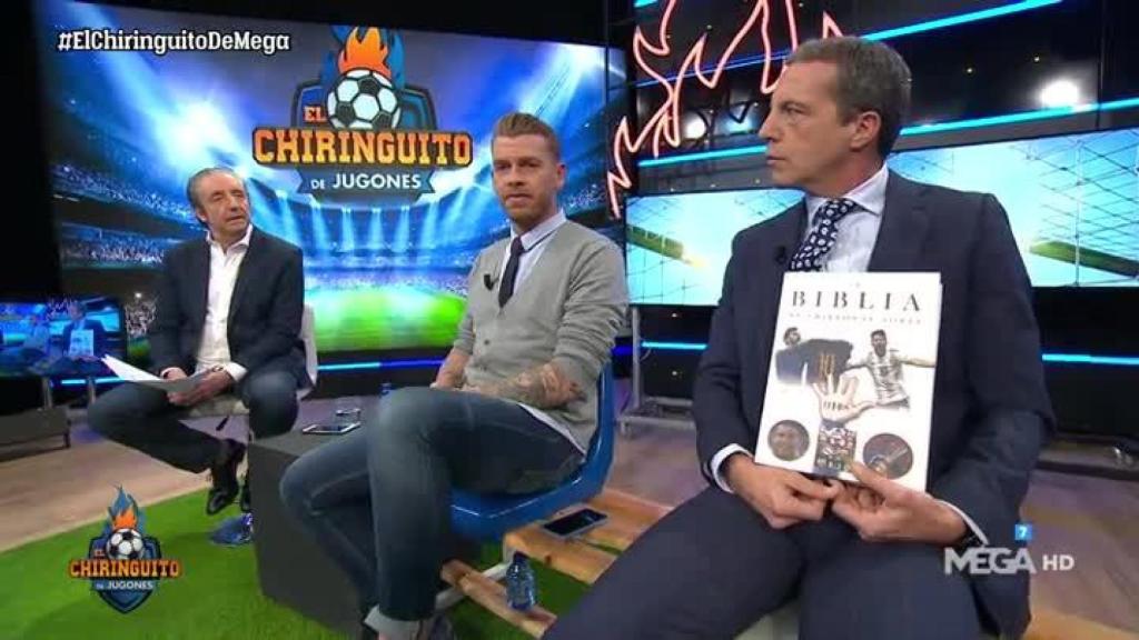 Cristóbal Soria llega con su Biblia a El Chiringuito. Foto: Twitter (@elchiringuitotv)