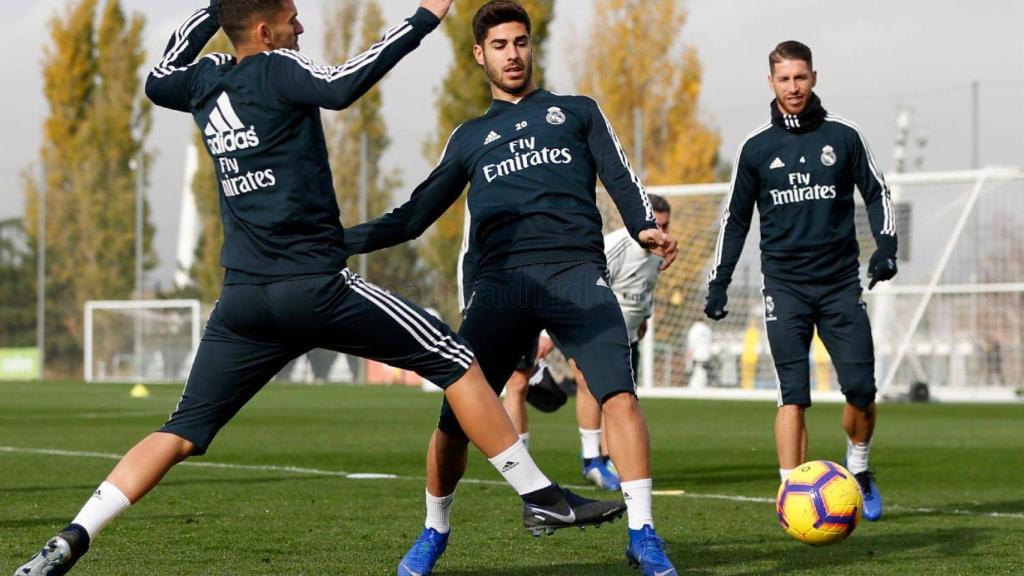 Asensio y Ceballos luchan por un balón