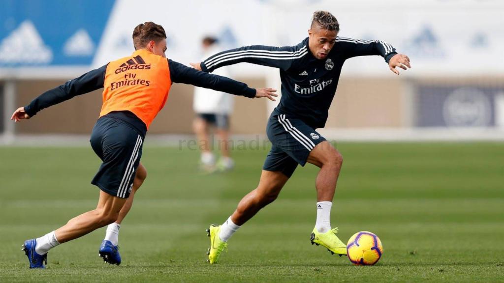 Mariano y Marcos Llorente luchan por el balón