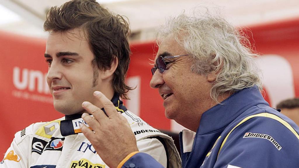 Fernando Alonso y Briatore dialogan