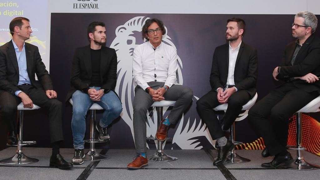 Miguel Ángel Uriondo, redactor jefe de Empresas y Medios de EL ESPAÑOL, junto a Paolo Álvarez, Rodrigo Miranda, Lluis Altés y Daniel Salas