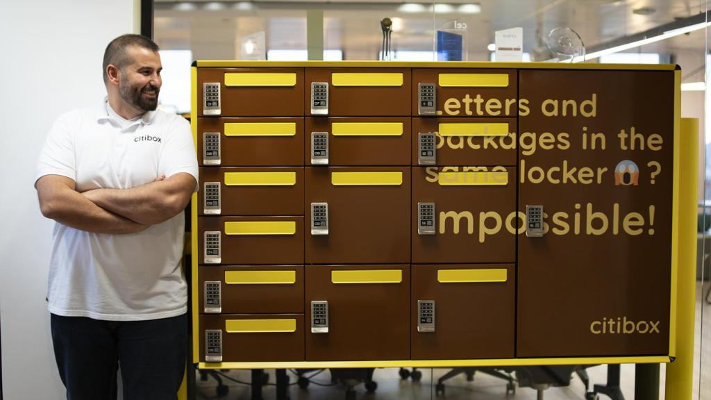 David, delante de los buzones inteligentes de Citibox.