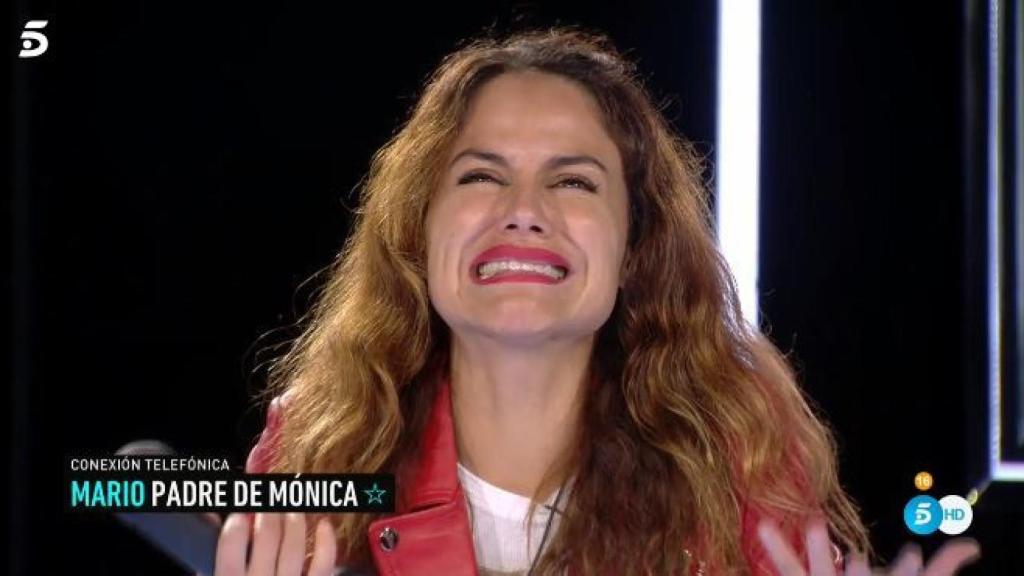 Mónica llorando al hablar con su padre.