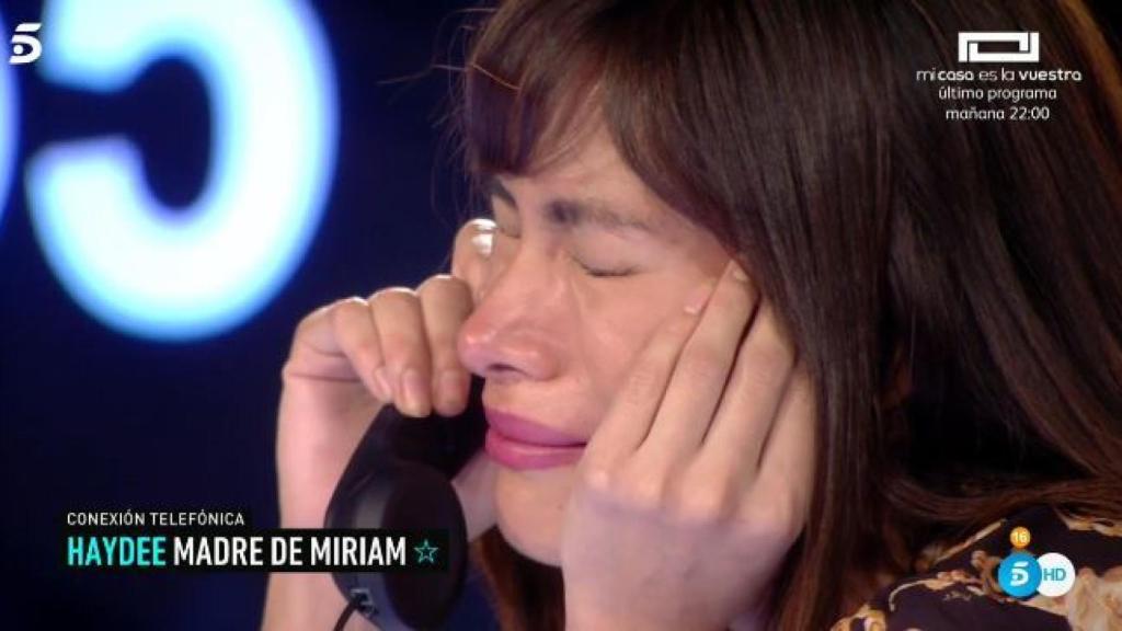 Miriam durante la llamada de su madre.