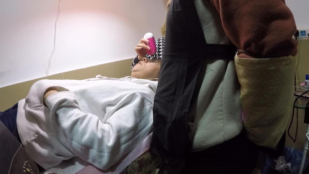 Uno de los salones de belleza de la calle Bravo Murillo que pone pestañas de supuesto pelo natural