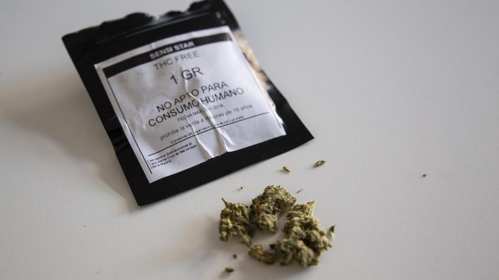 Un sobre que contiene un cogollo de flor de cáñamo con CBD.