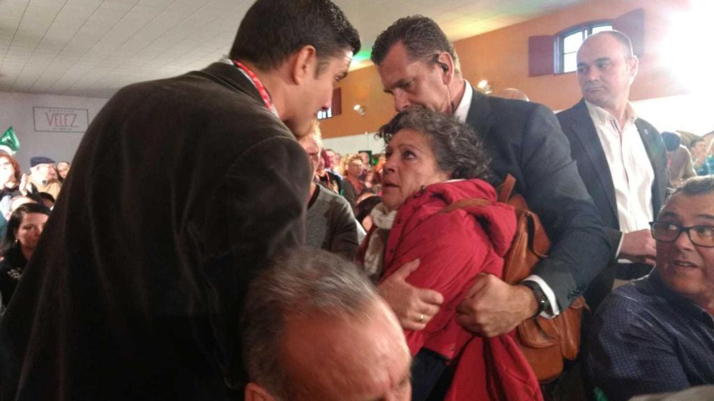Momento en que los miembros de seguridad del mitin se llevan a María Antonia. La imagen fue captada por un asistente al acto.