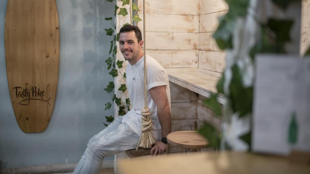 Jaime posa en su restaurante hawaiano.