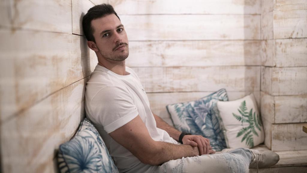 Jaime posa para en el restaurante Tasty Poke.