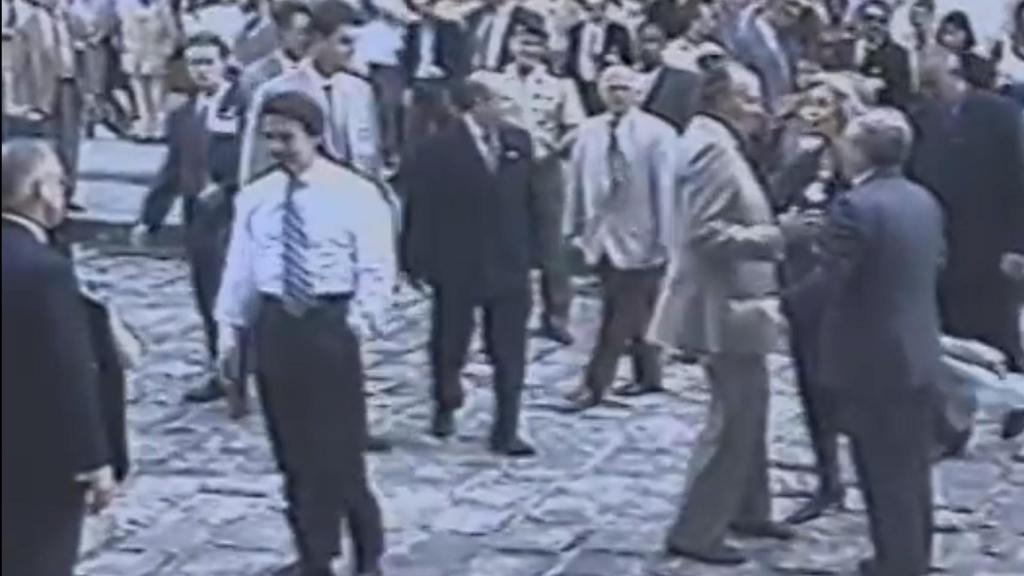 José María Aznar junto a los Reyes por La Habana en 1999.