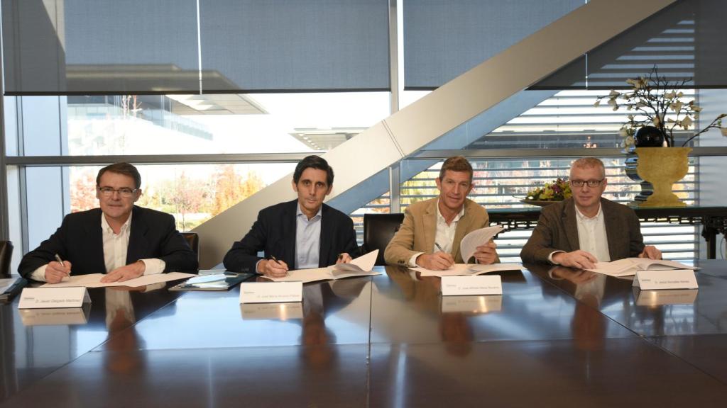 Firma del documento entre el presidente de Telefónica José María Álvarez Pallete y los sindicatos de la compañía.