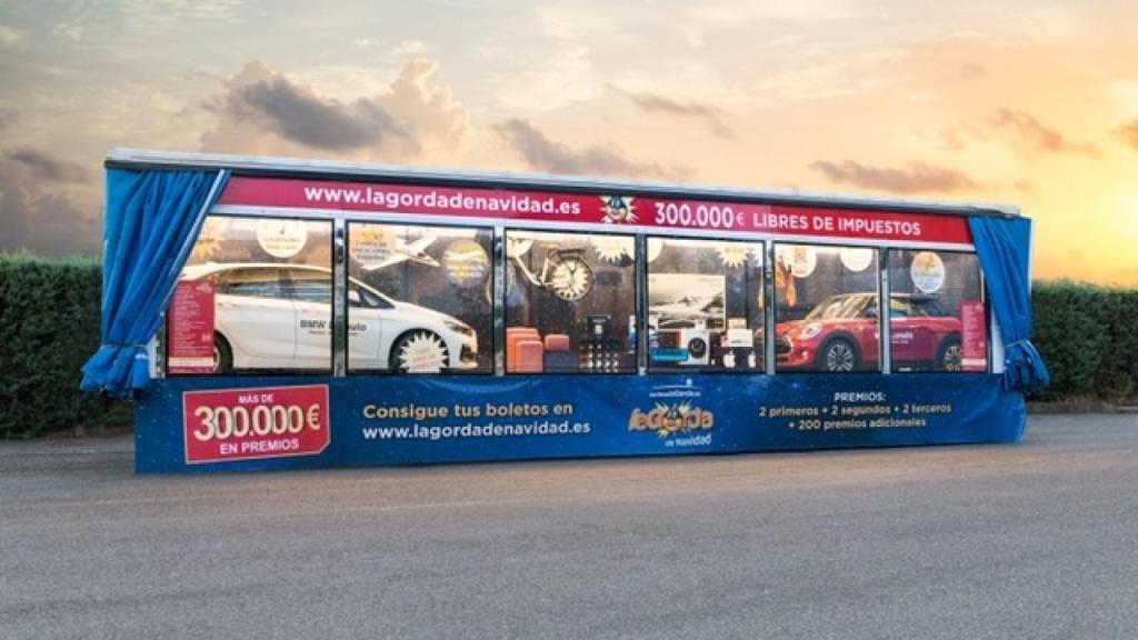 Uno de los camiones cargados de premios de La Gorda de Navidad para el sorteo de 2018.