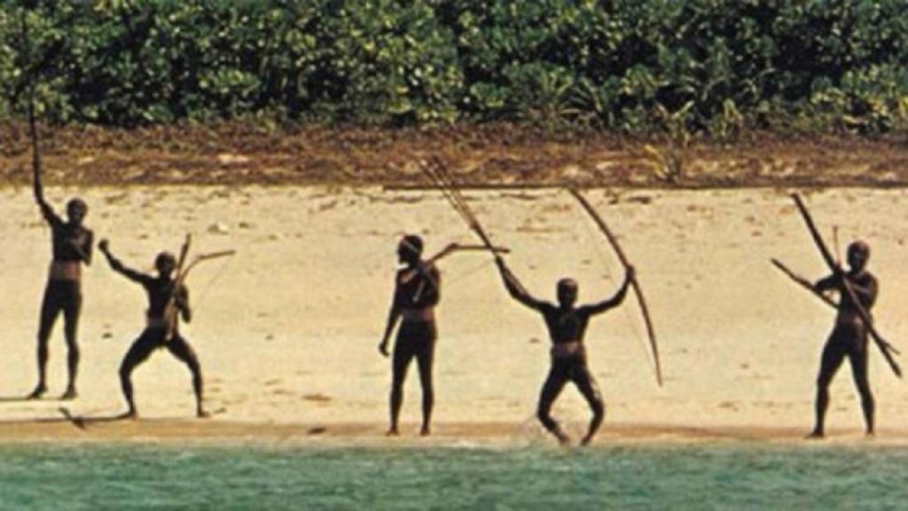 Los sentinel, preparados para dar la bienvenida a los curiosos