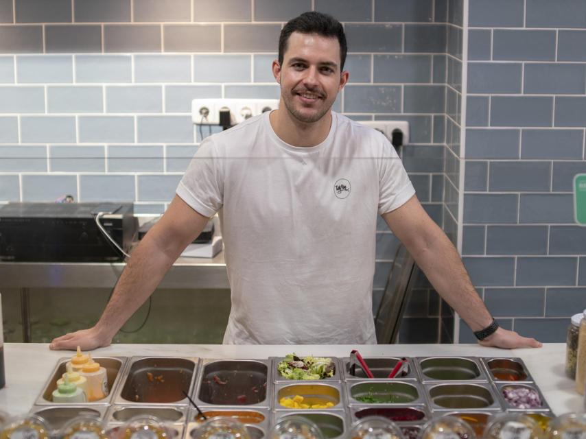 Jaime posa delante del escaparate donde preparan el poke.