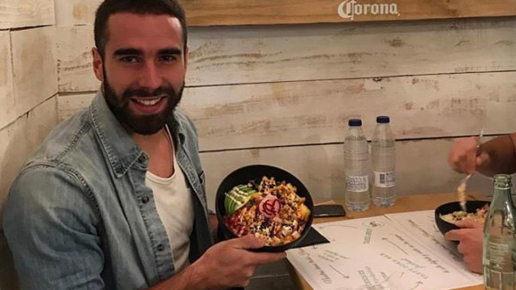 Dani Carvajal, jugador del Real Madrid, probando el poke.