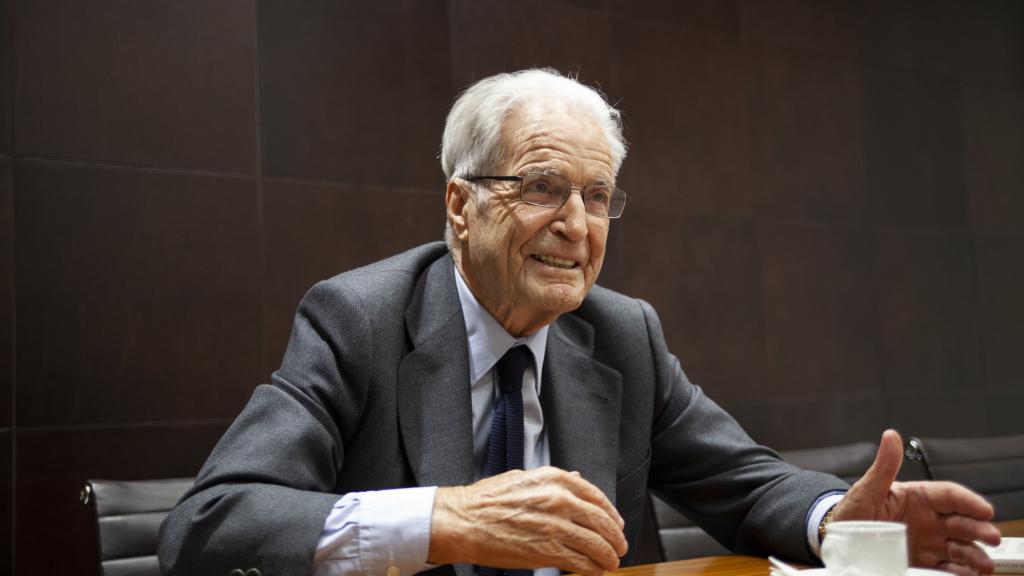 El presidente de honor de Garrigues habla sobre su último libro: Manual para vivir en la era de la incertidumbre.