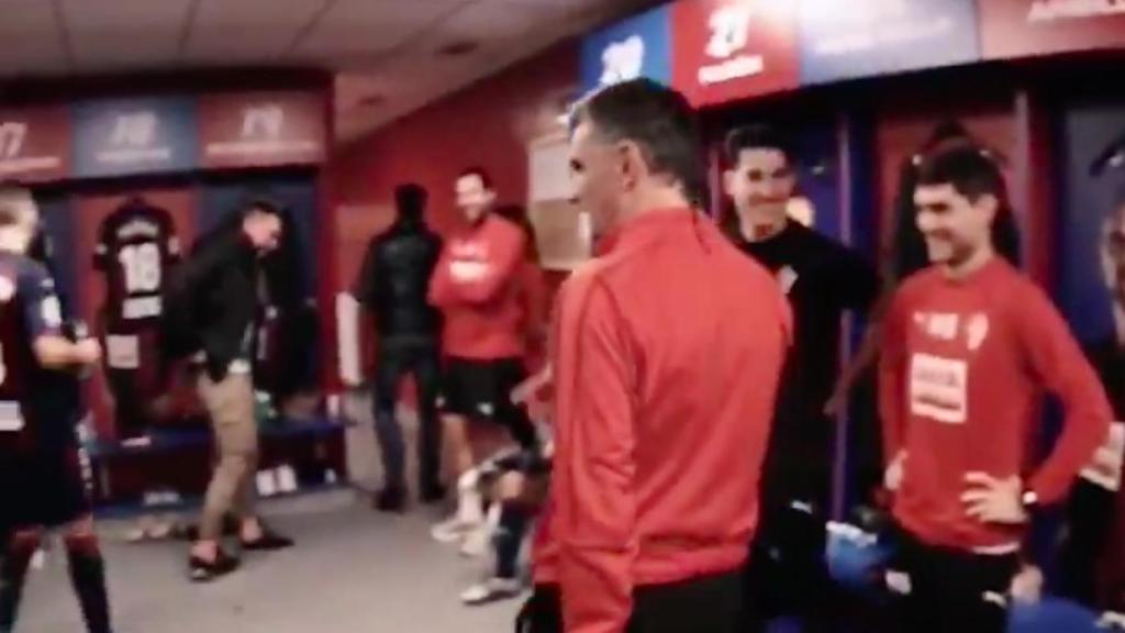 Tras la victoria  en Ipurua los jugadores del Eibar hacen una petición al míster