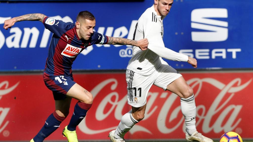 Rubén Peña Jiménez lucha un balón con el delantero gales del Real Madrid Gareth Bale