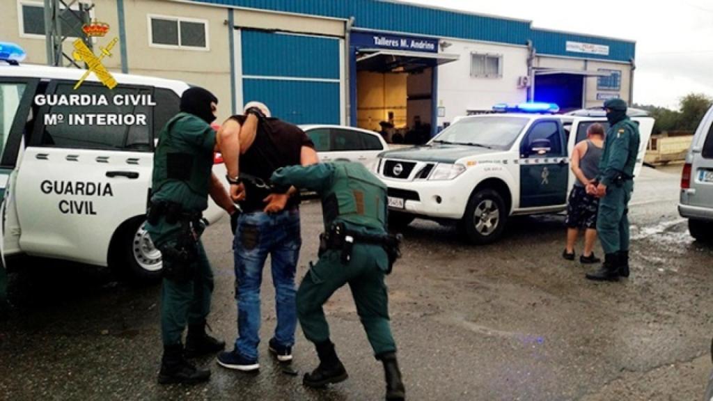 Unos detenidos en una operación de la Guardia Civil contra estas estafas.
