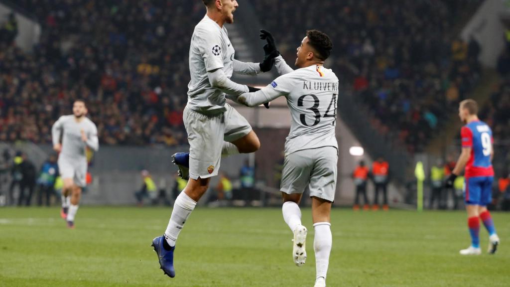 Lorenzo Pellegrini y Kluiverte celebran un gol con la Roma en Champions