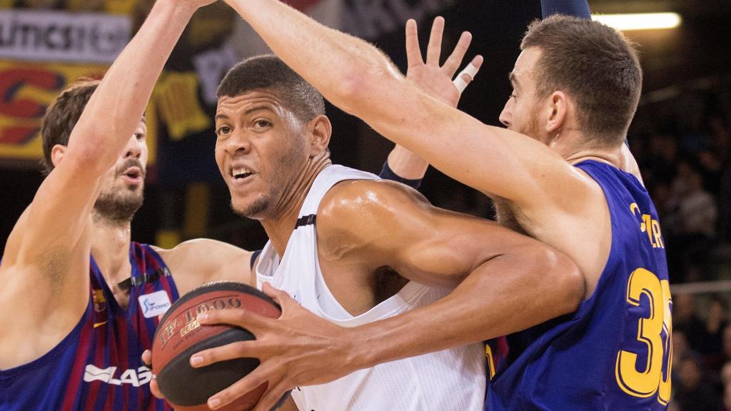 Tavares defiende el balón ante los pívots del Barcelona