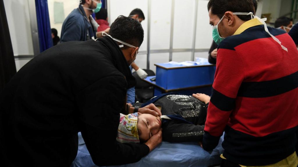 Una mujer es atentida tras el ataque en Alepo