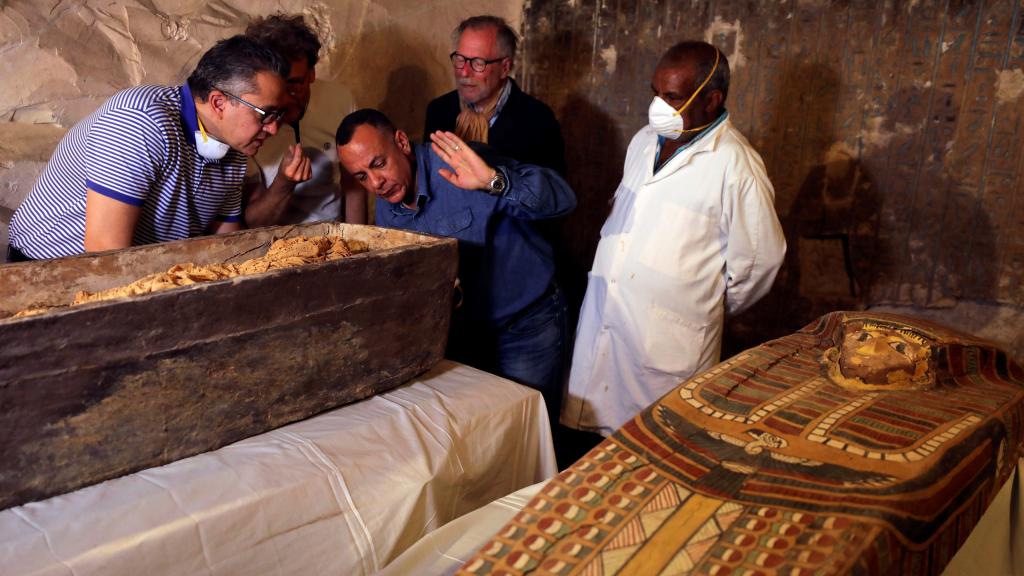 Los investigadores analizan los dos sarcófagos descubiertos.