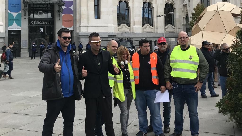 Represantes de Élite Taxi y Plataforma Caracol, ante el Ayuntamiento de Madrid.
