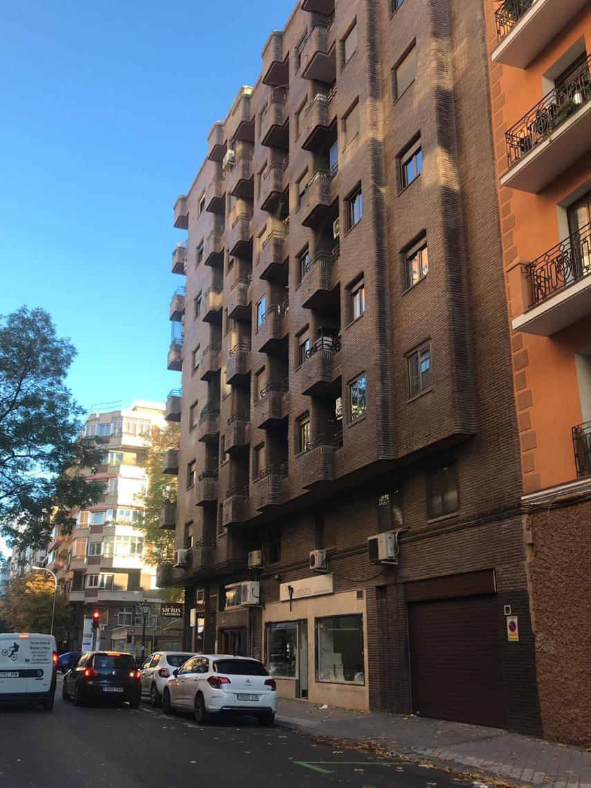 En el piso 5º4 de este edificio de la calle Ramiro II número 1 Alicia residía sola.