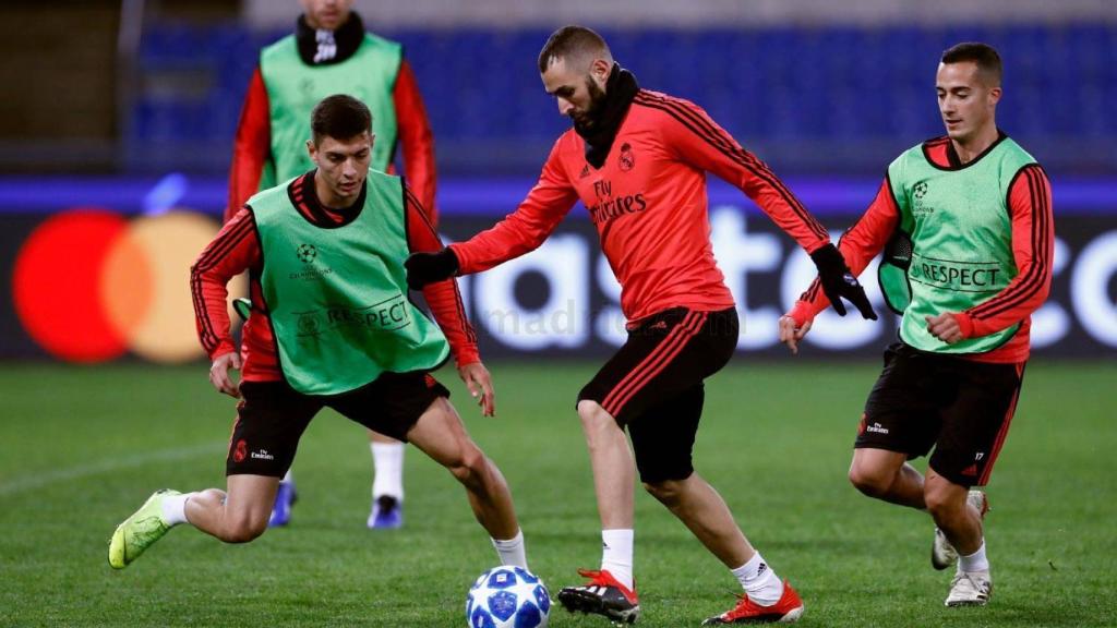 Benzema regatea ante Javi Sánchez y Lucas Vázquez